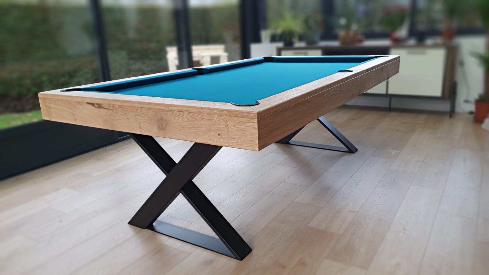 Billard CROSS 230 nu avec tissu bleu pétrole sur finition bhêne brossé naturel 2x. Piétement métallique noir de style industriel